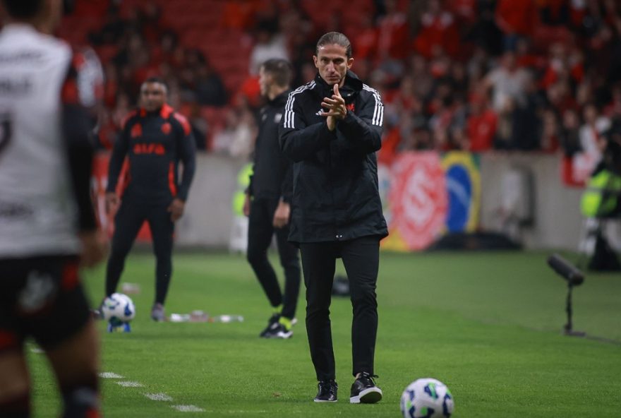 RS - PORTO ALEGRE - 17/08/2025 - BRASILEIRO A 2025, INTERNACIONAL X FLAMENGO - Filipe Luis tecnico do Flamengo durante partida contra o Internacional no estadio Beira-Rio pelo campeonato Brasileiro A 2025. Foto: Maxi Franzoi/AGIF