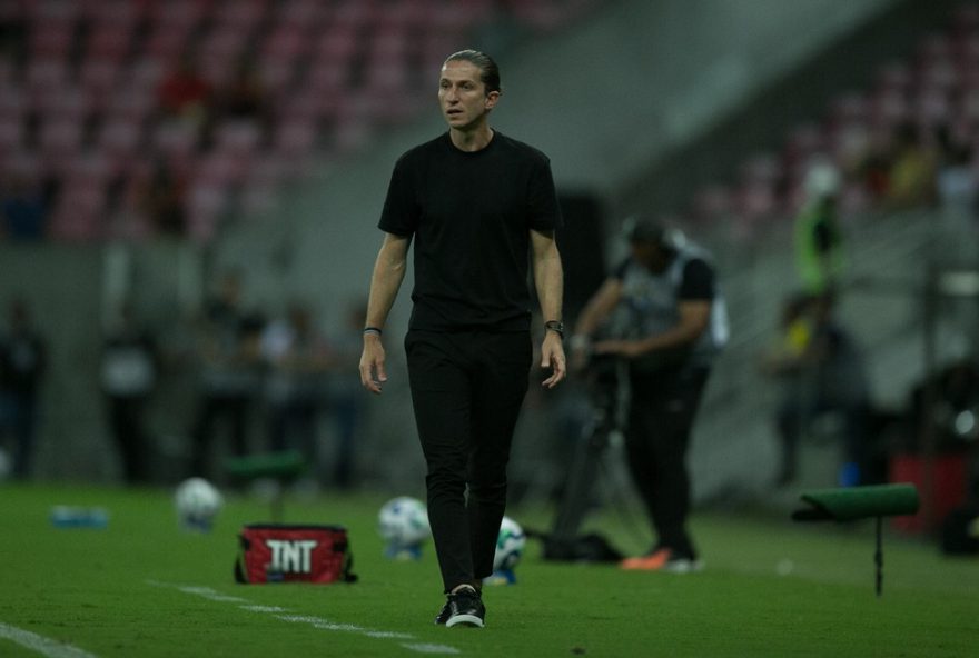 filipe-luis-celebra-vitoria-do-flamengo-e-lideranca-provisoria-no-brasileirao PE - SAO LOURENCO DA MATA - 15/11/2025 - BRASILEIRO A 2025, SPORT X FLAMENGO - Felipe Luis Tecnico do Flamengo durante a partida contra o Sport na Arena de Pernambuco, pelo Campeonato Brasileiro A 2025. Foto: Marlon Costa/AGIF