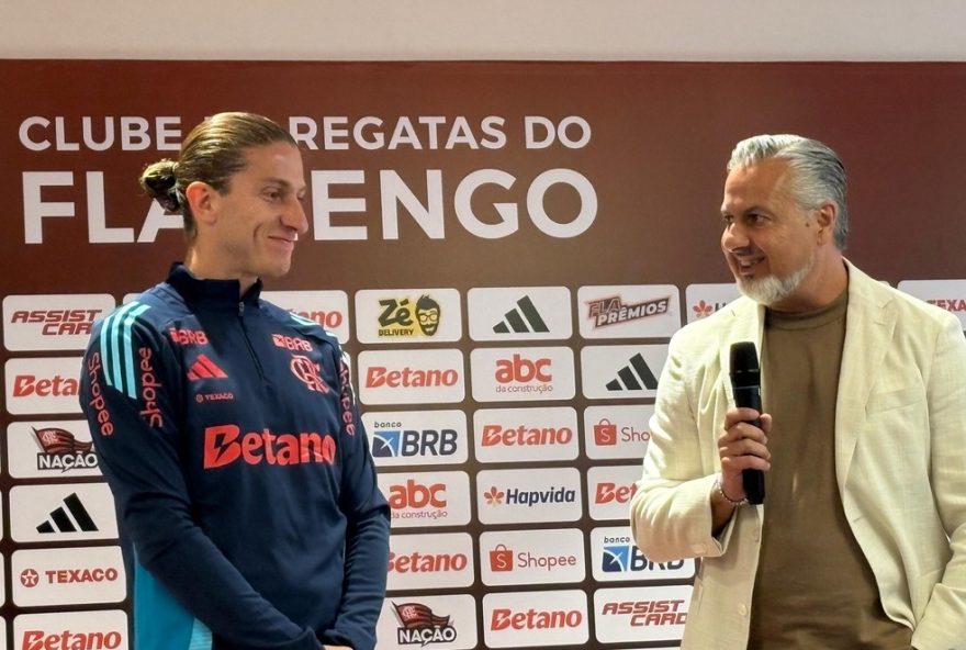 filipe-luis-homenageado-pelo-flamengo-e-indica-permanencia3A-22espero-ficar-muito-tempo22