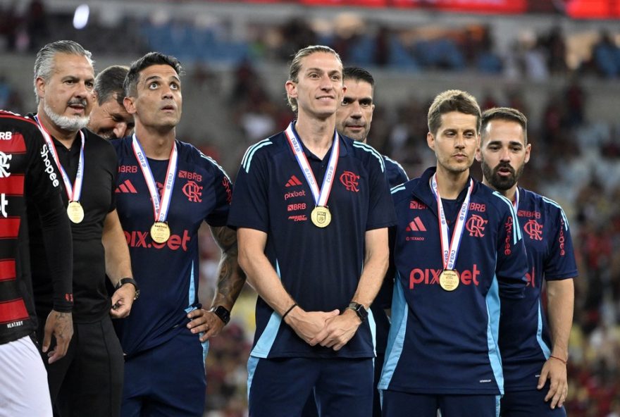 filipe-luis-pressiona-flamengo-por-renovacao-apos-sucesso-em-titulos3A-entenda-negociacoes