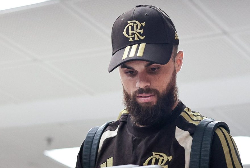 filipe-luis-surpreende-ao-revelar-treinamento-de-michael-como-volante3A-negociacoes-com-o-santos-em-andamento