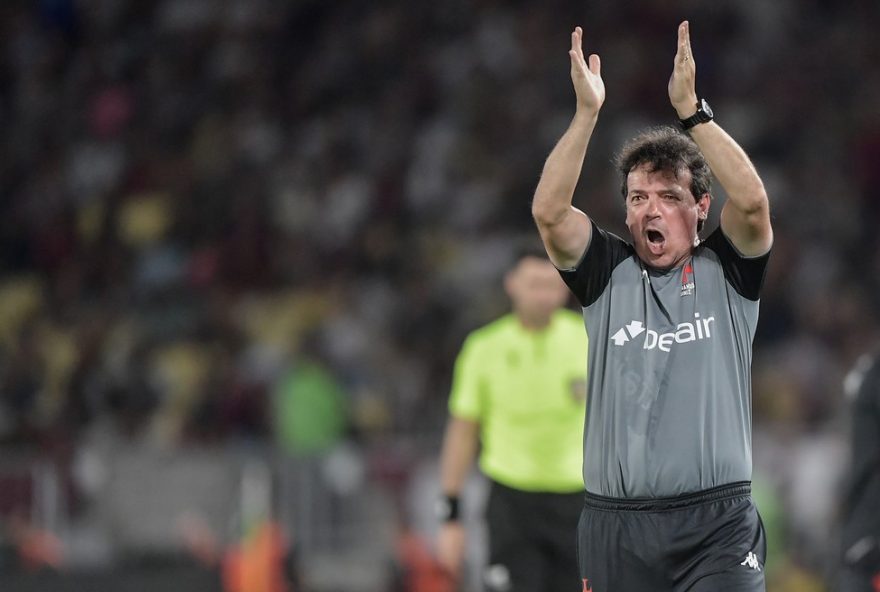 final-da-copa-do-brasil3A-paixao-pelo-vasco-impulsiona-busca-do-1o-titulo-nacional-por-fernando-diniz RJ - RIO DE JANEIRO - 14/12/2025 - COPA DO BRASIL 2025, FLUMINENSE X VASCO - Fernando Diniz tecnico do Vasco durante partida contra o Fluminense no estadio Maracana pelo campeonato Copa Do Brasil 2025. Foto: Thiago Ribeiro/AGIF
