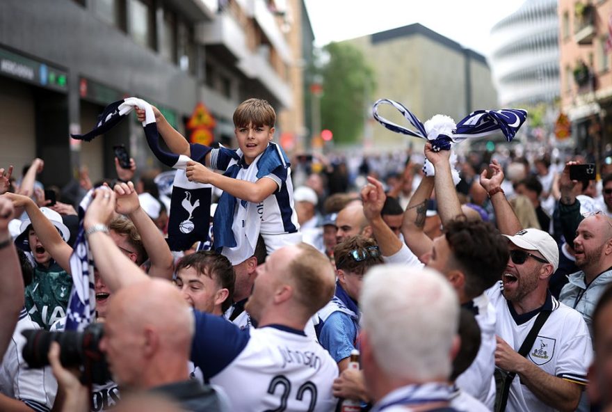 final-da-liga-europa3A-torcedores-de-tottenham-e-manchester-united-agitam-bilbao-antes-do-grande-jogo