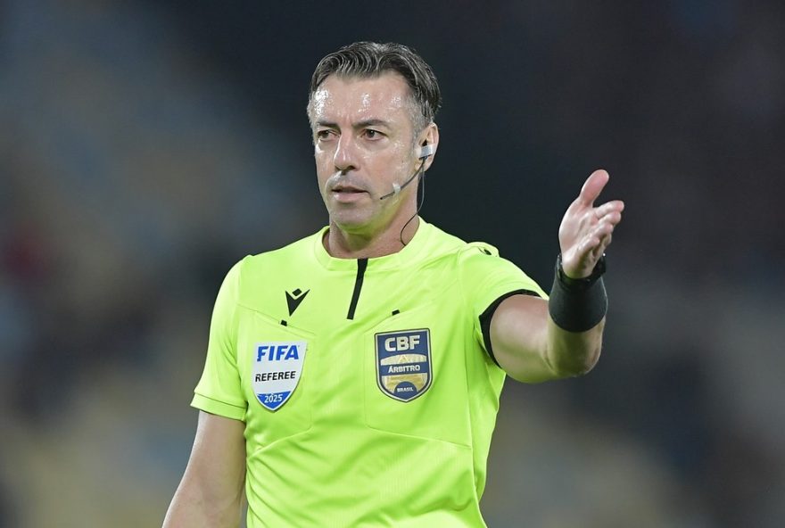 final-do-goianao3A-goias-vence-atletico-go-por-2-a-0-no-jogo-de-ida RJ - RIO DE JANEIRO - 31/07/2025 - COPA DO BRASIL 2025, FLAMENGO X ATLETICO-MG - O arbitro Raphael Claus durante partida entre Flamengo e Atletico-MG no estadio Maracana pelo campeonato Copa Do Brasil 2025. Foto: Thiago Ribeiro/AGIF