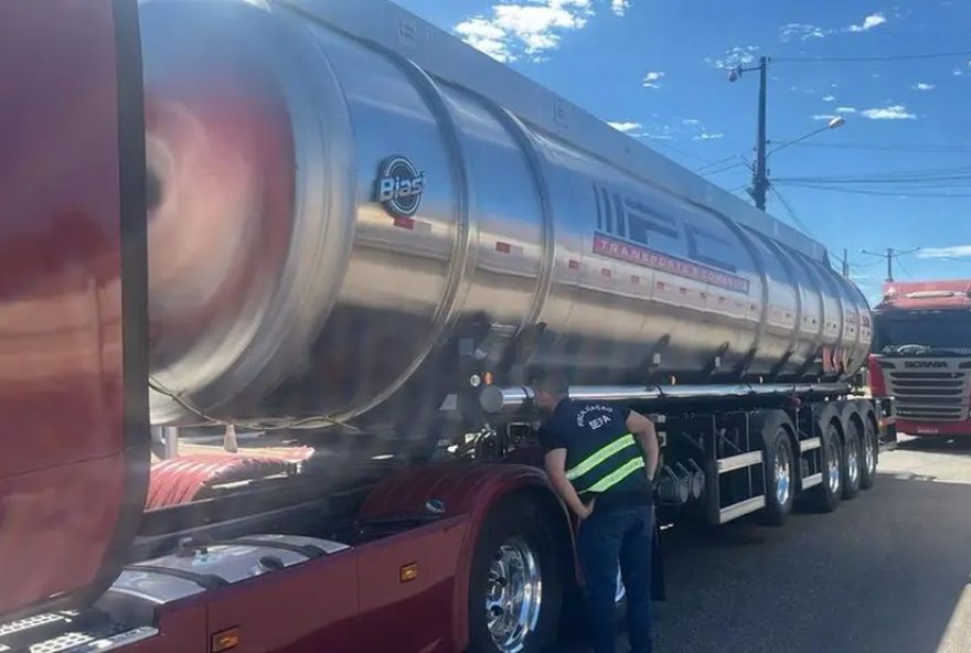 fiscais-apreendem-35-mil-litros-de-gasolina-de-aviacao-irregular-no-para3A-multas-e-providencias-tomadas