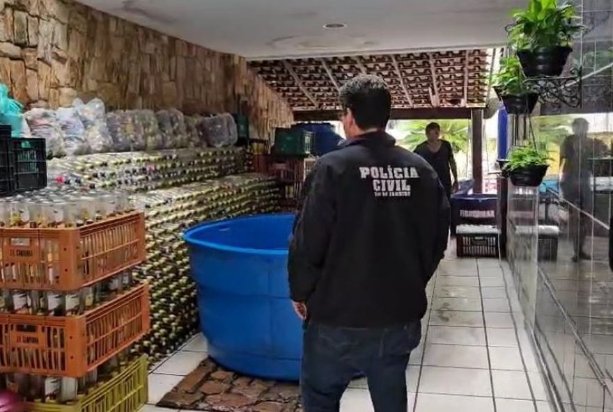 fiscalizacao-de-bebidas3A-policia-investiga-intoxicacao-por-metanol-no-rio-de-janeiro