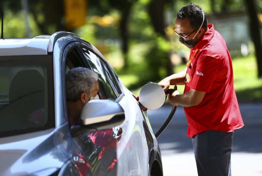 Com volta dos impostos, gasolina pude subir R$ 0,69 e o álcool, R$ 0,24