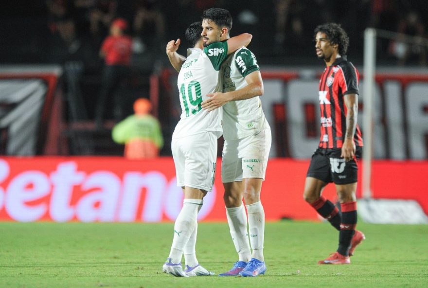 BA - SALVADOR - 03/08/2025 - BRASILEIRO A 2025, VITORIA X PALMEIRAS - Flaco Lopez jogador do Palmeiras comemora seu gol durante partida contra o Vitoria no estadio Barradao pelo campeonato Brasileiro A 2025. Foto: Jhony Pinho/AGIF