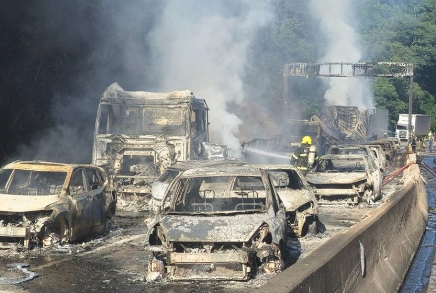 flagrante-do-acidente-na-br-101-em-sc3A-caminhao-tomba2C-explode-e-incendeia-24-veiculos flagrante-do-acidente-na-br-101-em-sc3A-caminhao-tomba2C-explode-e-incendeia-24-veiculos