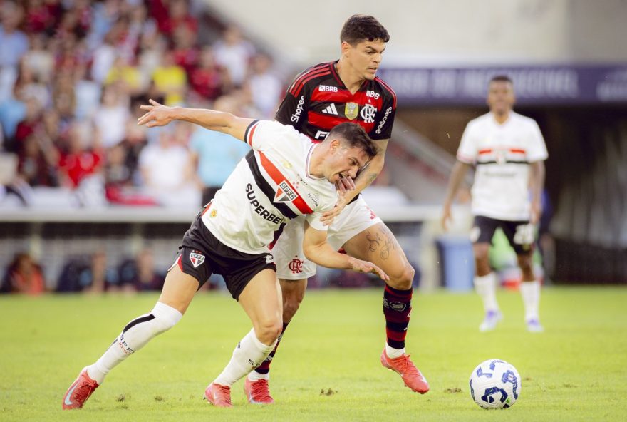 flamengo-confirma-cirurgia-na-perna-esquerda-de-ayrton-lucas