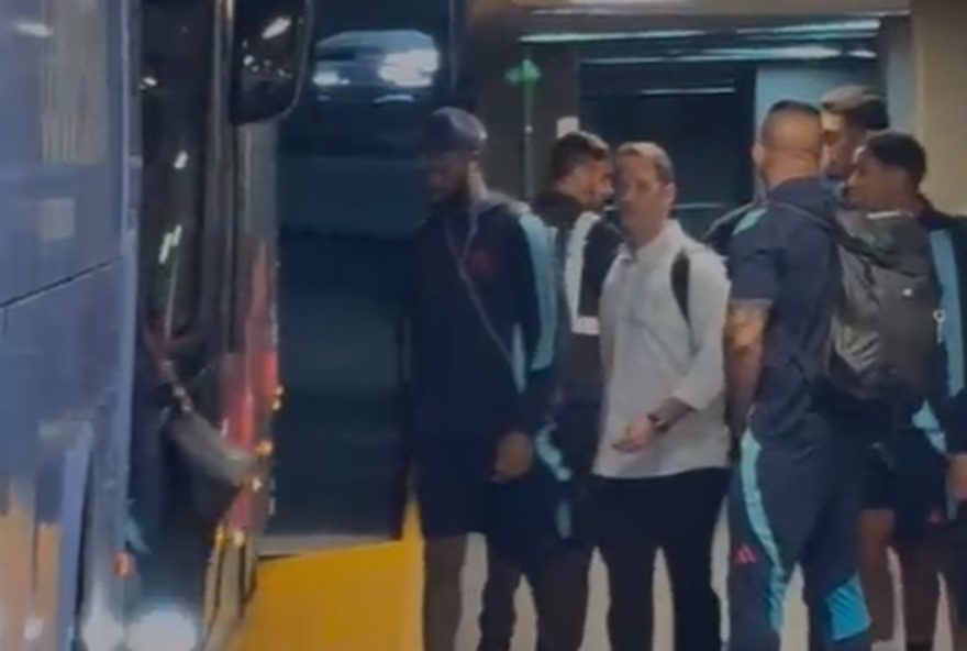flamengo-desembarca-no-rio-de-janeiro-com-gerson-mancando-apos-vitoria-no-allianz-parque