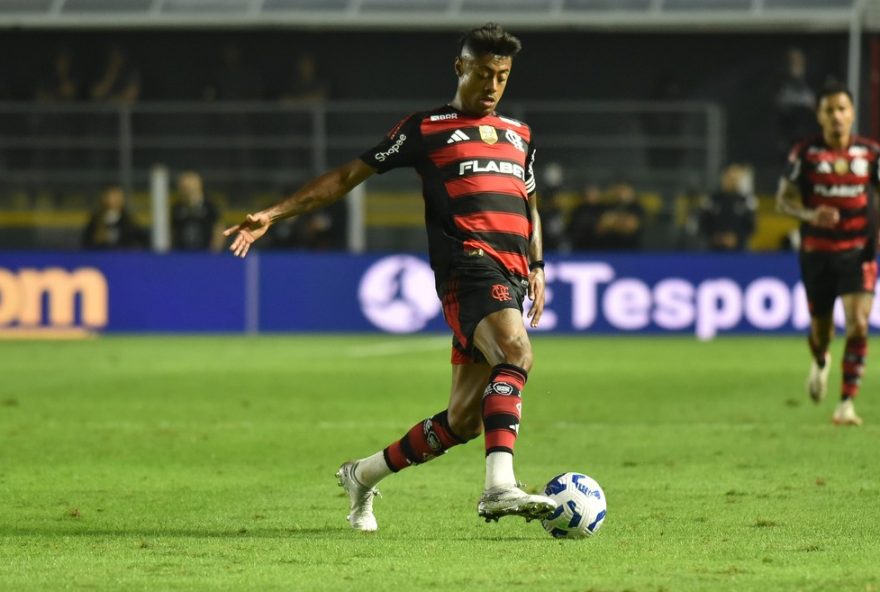 SP - SANTOS - 16/07/2025 - BRASILEIRO A 2025, SANTOS X FLAMENGO - Bruno Henrique jogador do Flamengo durante partida contra o Santos no estadio Vila Belmiro pelo campeonato Brasileiro A 2025. Foto: Jota Erre/AGIF