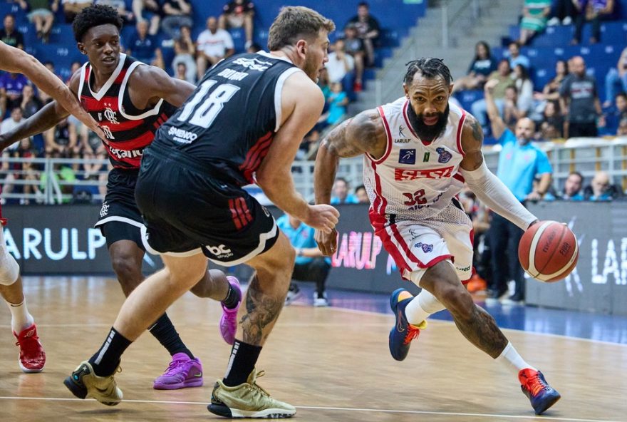 flamengo-domina-franca-e-mantem-lideranca-invicta-no-nbb flamengo-domina-franca-e-mantem-lideranca-invicta-no-nbb