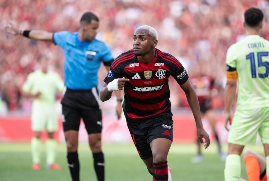 RJ - RIO DE JANEIRO - 23/08/2025 - COPA  INTERCONTINENTAL  SUB-20 2025, FLAMENGO X BARCELONA - Lorran jogador do Flamengo comemora seu gol durante partida contra o Barcelona no estadio Maracana pelo campeonato COPA  INTERCONTINENTAL  SUB-20 2025. Foto: Jorge Rodrigues/AGIF