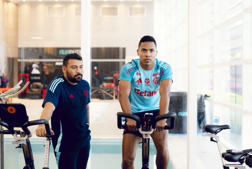 flamengo-preocupa-se-com-convocacao-de-alex-sandro-e-dosa-treinos-e-jogos-do-lateral
