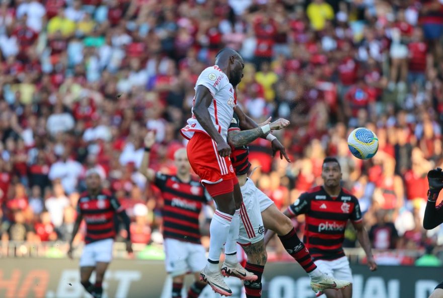 flamengo-reclama-de-choque-de-plata-com-arbitro-em-gol-do-internacional3A-lance-legal2C-diz-pc-de-oliveira