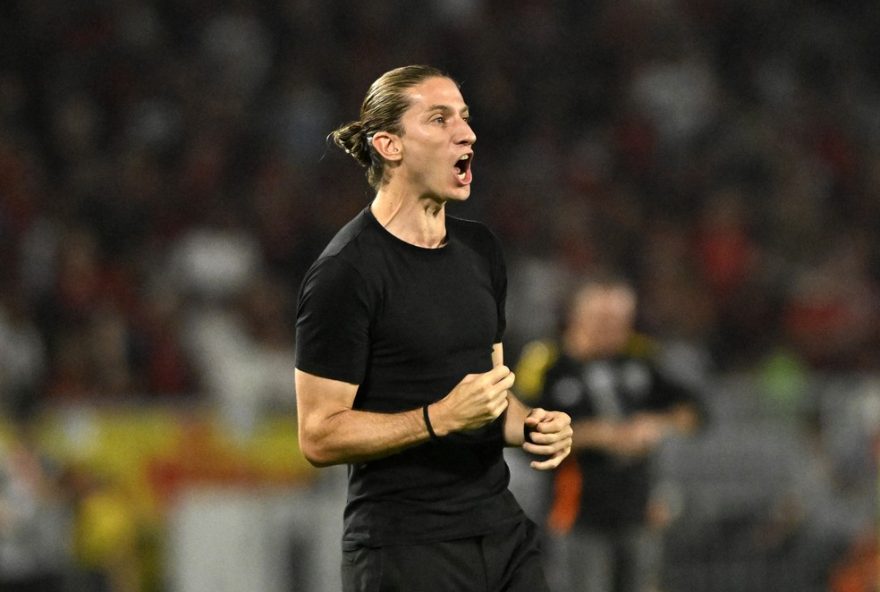 flamengo-retoma-lideranca-com-vitoria-em-jogo-crucial-e-destaca-importancia-da-bola-parada-e-trabalho-em-equipe.-a-torcida-fortalece-o-time-e-novos-fas-podem-participar-do-mercado-do-cartola