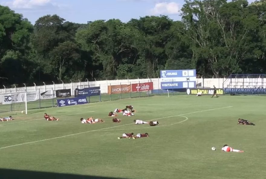 flamengo-vence-internacional-apos-ataque-de-abelhas-em-torneio-de-base-no-parana3A-assista-agora