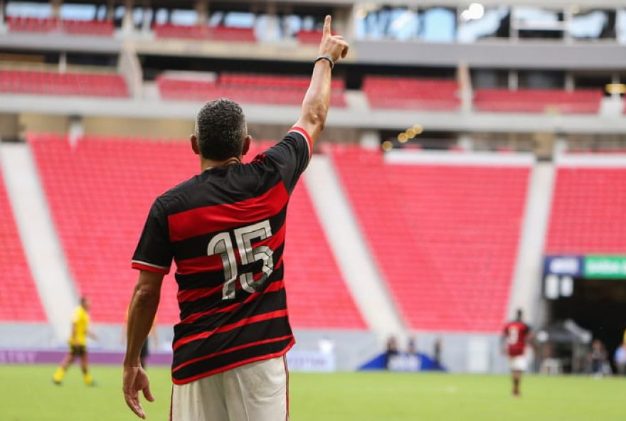 flamengo-vence-lendas-do-dortmund-em-jogo-festivo-na-arena-brb