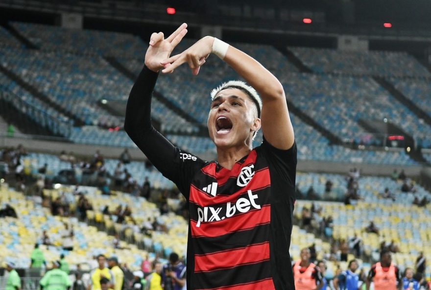 flamengo-vence-vasco-com-golaco-de-luiz-araujo3A-ranking-de-atuacoes-e-notas-dos-jogadores