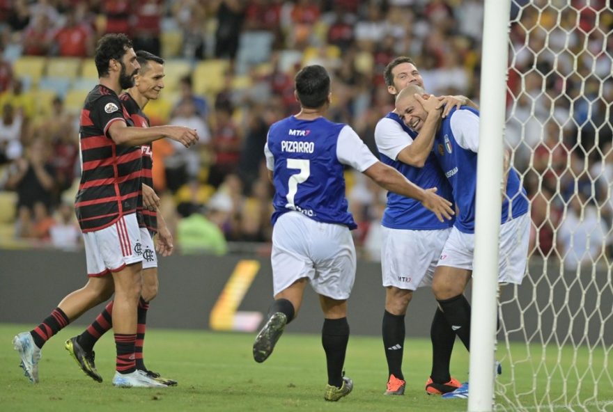 flamengo-x-amigos-da-italia3A-despedida-emocionante-de-adriano-com-dois-gols-marcantes-no-maracana