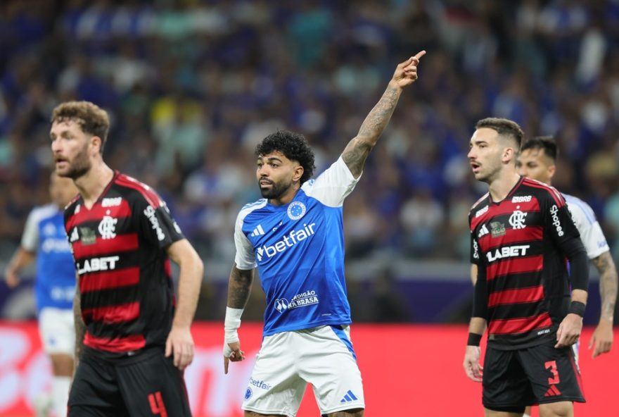 MG - BELO HORIZONTE - 04/05/2025 - BRASILEIRO A 2025, CRUZEIRO X FLAMENGO - Leonardo Jardim jogador do Cruzeiro durante partida contra o Flamengo no estadio Mineirao pelo campeonato Brasileiro A 2025. Foto: Gilson Lobo/AGIF