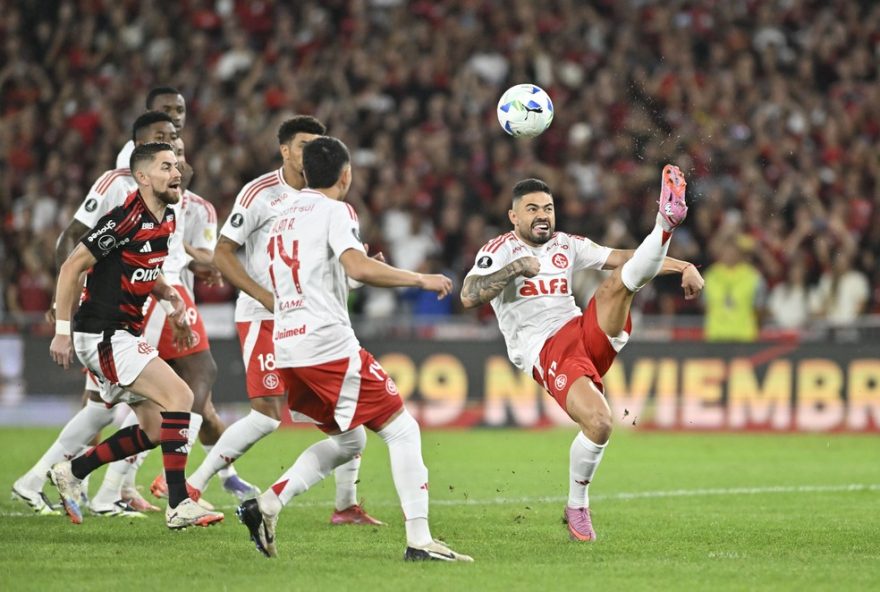 flamengo-x-internacional3A-beira-rio-em-chamas-e-disputa-acirrada