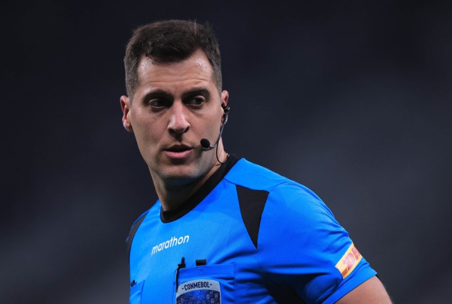 flamengo-x-lanus3A-onde-assistir-ao-vivo-e-escalacoes-na-final-da-recopa-sul-americana-2026 SP - SAO PAULO - 01/08/2023 - COPA SUL-AMERICANA 2023, CORINTHIANS X NEWELLS OLD BOYS - O arbitro Gustavo Tejera durante partida entre Corinthians e Newells Old Boys no estadio Arena Corinthians pelo campeonato Copa Sul-Americana 2023. Foto: Ettore Chiereguini/AGIF