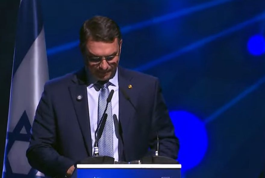 flavio-afirma-que-bolsonaro-escapou-por-pouco-ao-ser-internado-com-broncopneumonia flavio-afirma-que-bolsonaro-escapou-por-pouco-ao-ser-internado-com-broncopneumonia