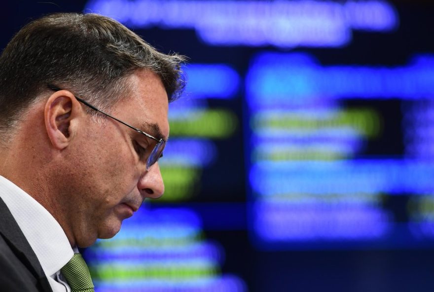 flavio-bolsonaro-admite-possibilidade-de-desistir-de-sua-pre-candidatura-a-presidencia flavio-bolsonaro-admite-possibilidade-de-desistir-de-sua-pre-candidatura-a-presidencia