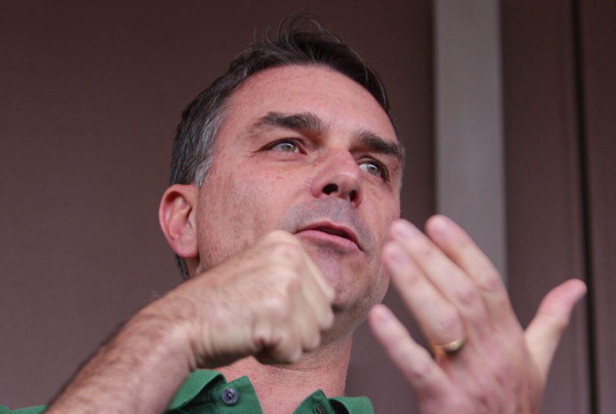 flavio-bolsonaro-afirma-que-o-preco-para-deixar-pre-candidatura-e-a-soltura-de-bolsonaro flavio-bolsonaro-afirma-que-o-preco-para-deixar-pre-candidatura-e-a-soltura-de-bolsonaro