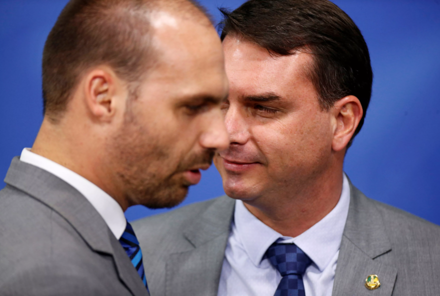 flavio-bolsonaro-age-para-acalmar-eduardo-em-meio-a-racha-na-direita flavio-bolsonaro-age-para-acalmar-eduardo-em-meio-a-racha-na-direita