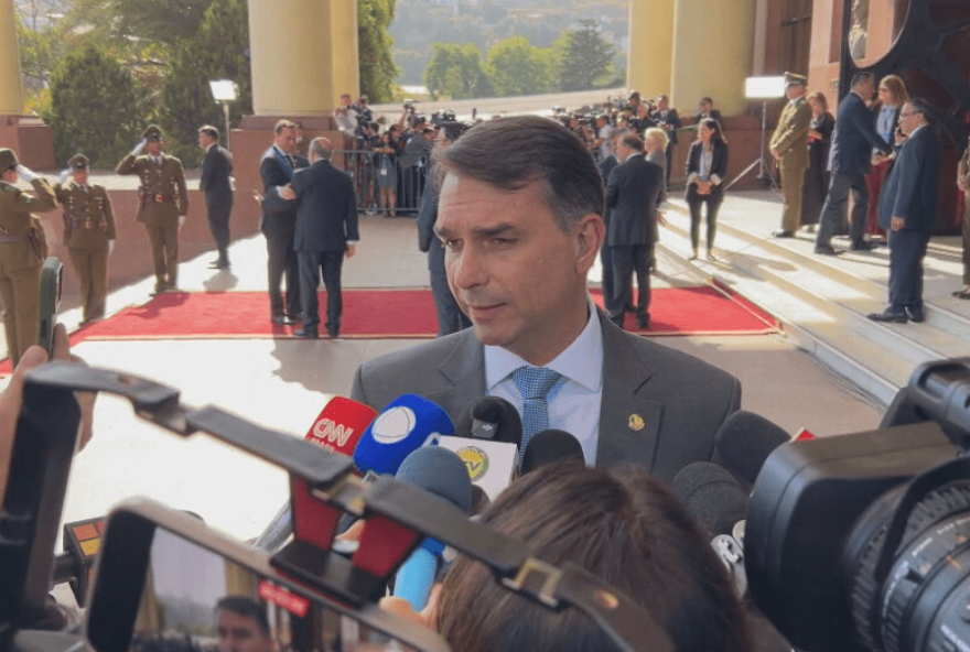 flavio-bolsonaro-agradece-milei-por-conceder-asilo-a-condenado-do-82F1 flavio-bolsonaro-agradece-milei-por-conceder-asilo-a-condenado-do-82F1