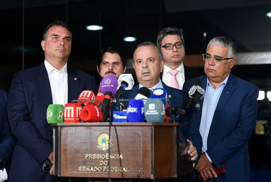 flavio-bolsonaro-agradece-rogerio-e-promete-incluir-rn-em-projeto-nacional flavio-bolsonaro-agradece-rogerio-e-promete-incluir-rn-em-projeto-nacional