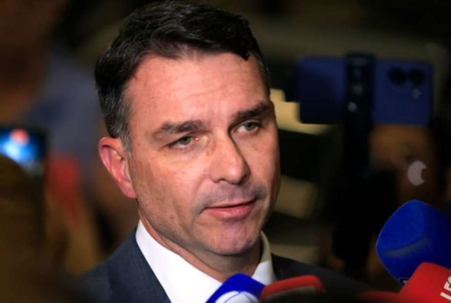 flavio-bolsonaro-anuncia-campanha-a-presidencia-com-promessa-de-anistia-urgente flavio-bolsonaro-anuncia-campanha-a-presidencia-com-promessa-de-anistia-urgente