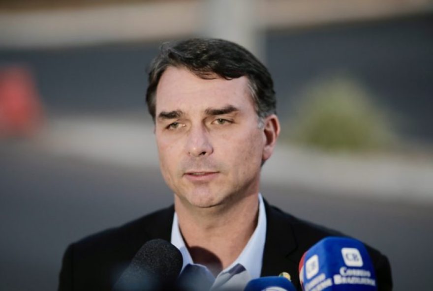 FlavioBolsonaro-Coletiva-11Set2025 Senador Flavio Bolsonaro durante entrevista coletiva na frente do condomínio da residência do ex-presidente Jair Bolsonaro antes da dosimetria da pena. | Sérgio Lima/Poder360 - 11.set.2025