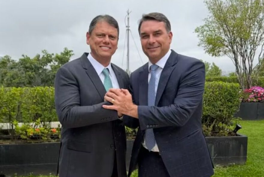 flavio-bolsonaro-assume-papel-de-favorito-da-direita-em-atos-bolsonaristas flavio-bolsonaro-assume-papel-de-favorito-da-direita-em-atos-bolsonaristas