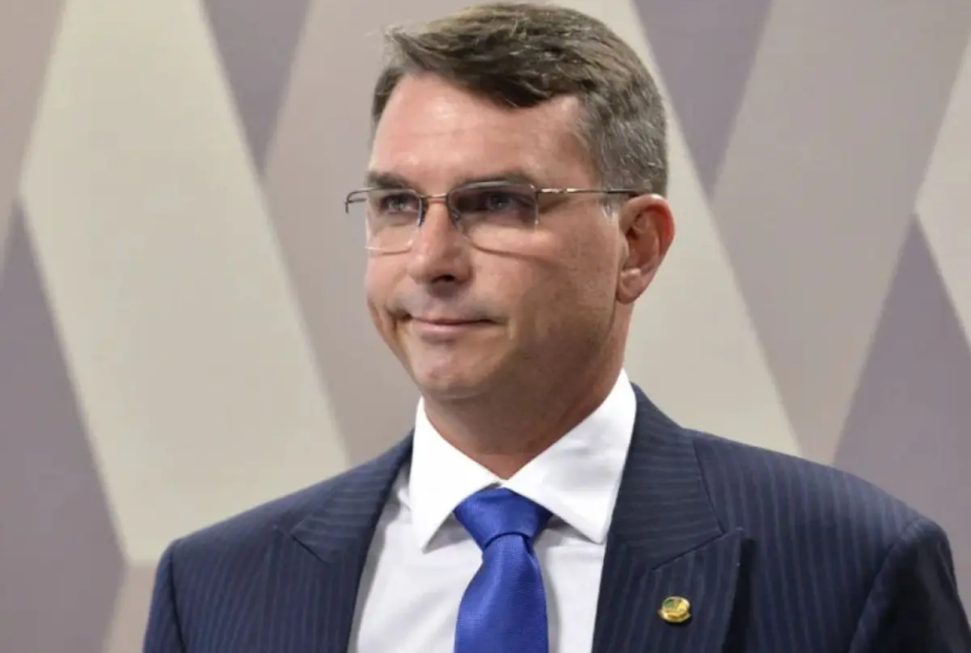 flavio-bolsonaro-ataca-lula-para-desviar-foco-do-escandalo-do-banco-master flavio-bolsonaro-ataca-lula-para-desviar-foco-do-escandalo-do-banco-master