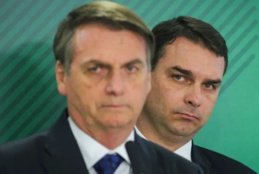 flavio-bolsonaro-atribui-cancer-do-pai-a-perseguicao-politica
