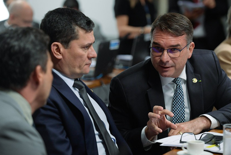 flavio-bolsonaro-busca-alianca-com-moro-no-parana-em-possivel-movimento-de-troca-contra-ratinho-jr