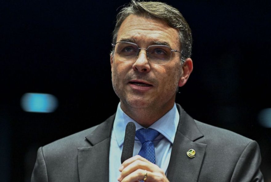 flavio-bolsonaro-busca-apoio-de-eduardo-para-dialogo-com-os-eua flavio-bolsonaro-busca-apoio-de-eduardo-para-dialogo-com-os-eua