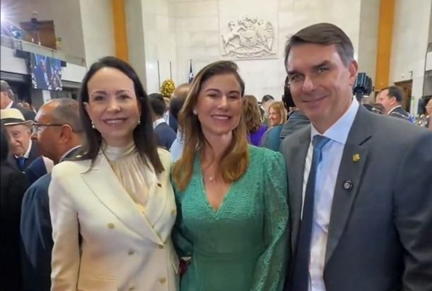 flavio-bolsonaro-chama-maria-corina-machado-de-inspiracao-durante-posse-no-chile flavio-bolsonaro-chama-maria-corina-machado-de-inspiracao-durante-posse-no-chile