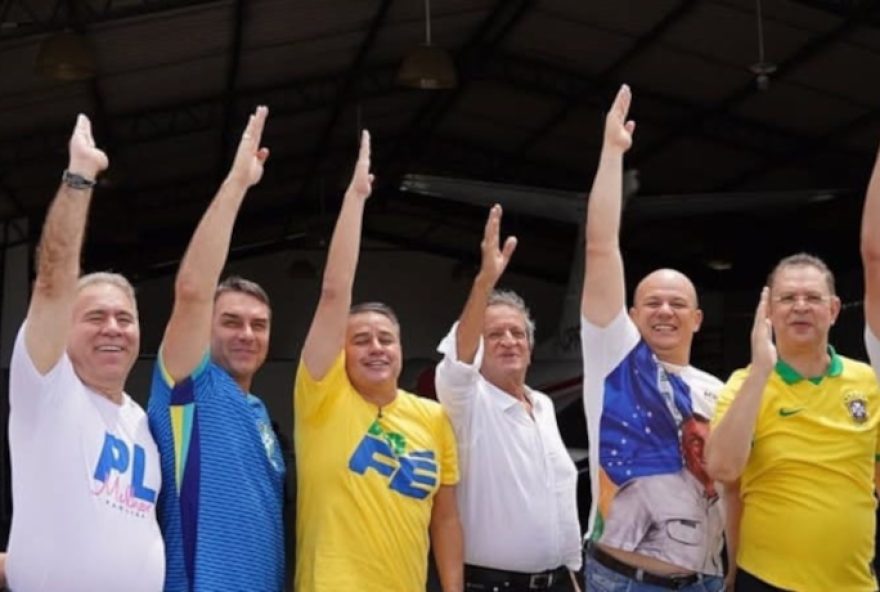flavio-bolsonaro-chega-a-paraiba-para-lancamento-da-pre-candidatura-de-efraim-filho flavio-bolsonaro-chega-a-paraiba-para-lancamento-da-pre-candidatura-de-efraim-filho