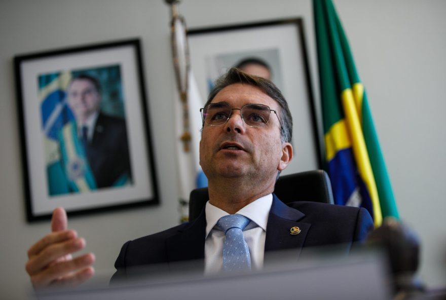 flavio-bolsonaro-cogita-desistir-da-candidatura3A-eu-tenho-um-preco-para-isso