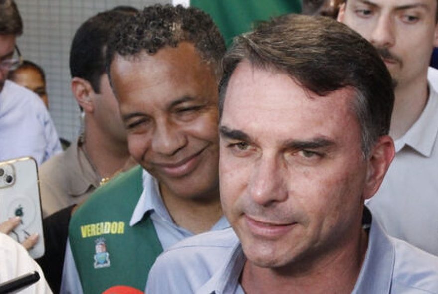 flavio-bolsonaro-cogita-ter-romeu-zema-como-vice-em-2026-durante-evento-em-vitoria flavio-bolsonaro-cogita-ter-romeu-zema-como-vice-em-2026-durante-evento-em-vitoria