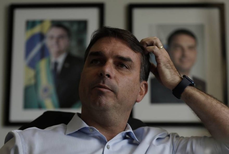 flavio-bolsonaro-confirma-pre-candidatura-a-presidencia-em-2026-com-apoio-do-pai