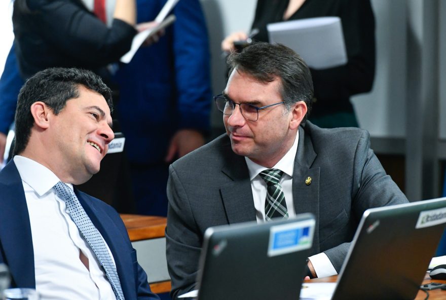 flavio-bolsonaro-considera-apoiar-moro-na-disputa-ao-governo-do-parana-em-palanque-contra-ratinho flavio-bolsonaro-considera-apoiar-moro-na-disputa-ao-governo-do-parana-em-palanque-contra-ratinho