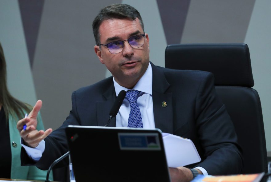 flavio-bolsonaro-critica-ampliacao-de-monitoramento-na-casa-de-seu-pai