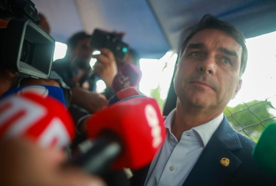 flavio-bolsonaro-critica-as-condicoes-da-prisao-do-pai