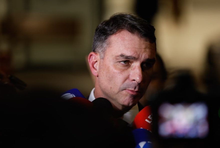 flavio-bolsonaro-critica-ato-com-chico-e-caetano3A-22mamadores-da-rouanet22